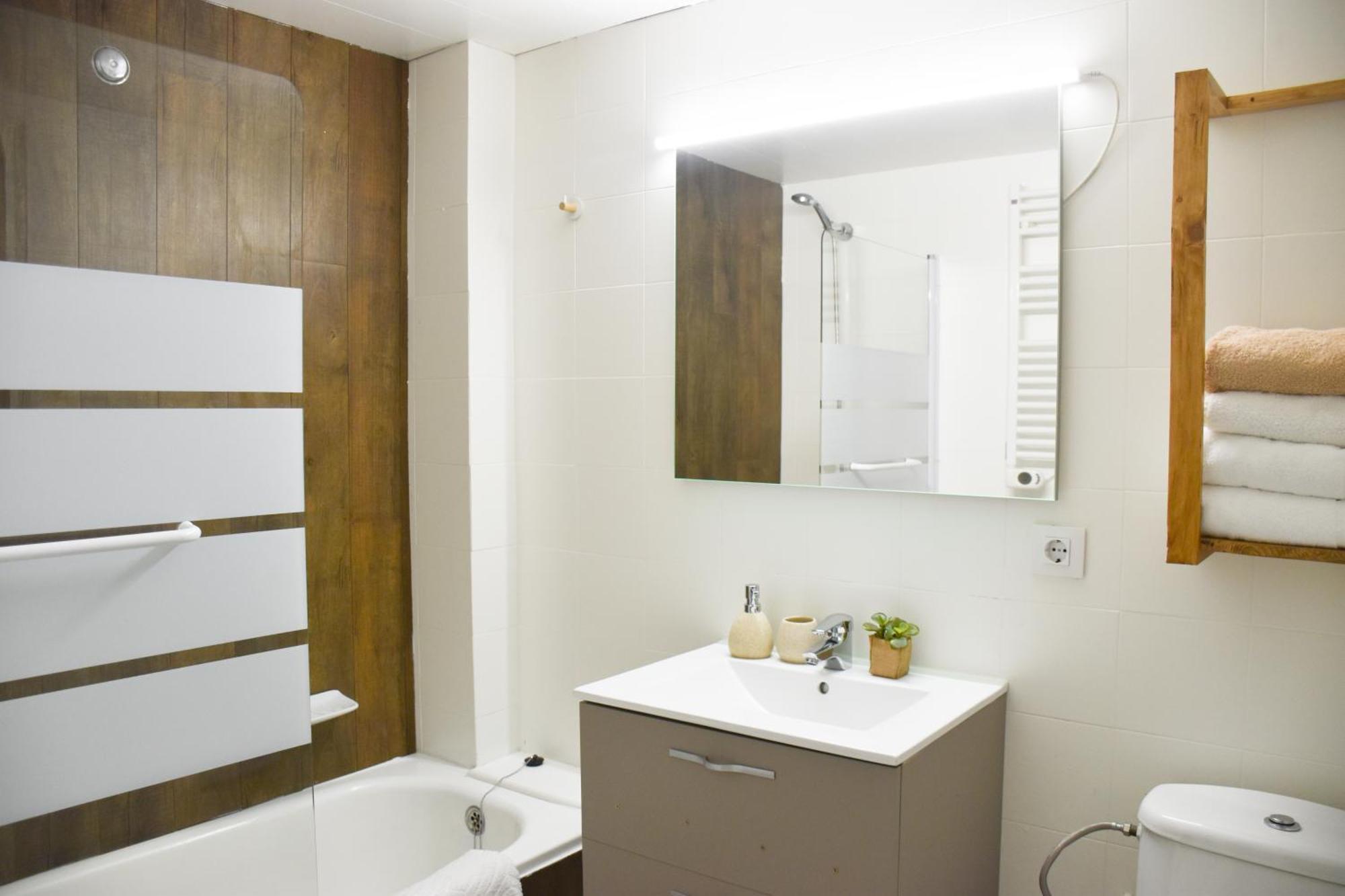 פאס דה לה קאסה La Neu Studio Neuf Pour 4 Pax En Centre Ville מראה חיצוני תמונה